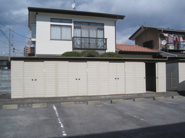その他設備　各世帯1庫　専用物置付き（無料）