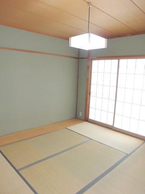その他部屋・スペース　ベランダ側和室6畳間。板間が付いております。
