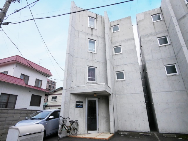 札幌市西区二十四軒三条のマンションの建物外観