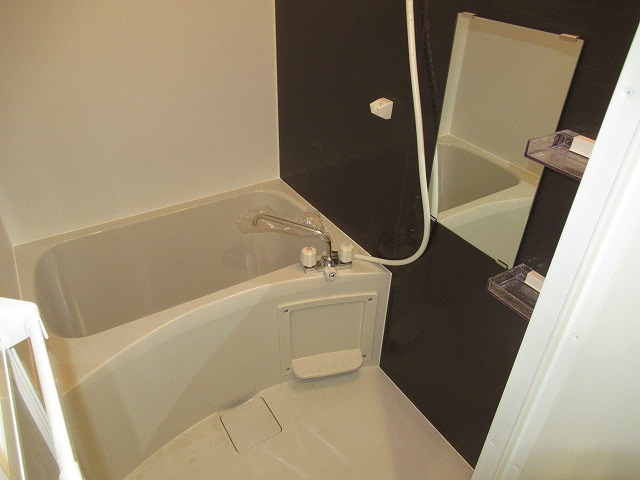 バス・シャワールーム　お風呂・トイレ別のきれいなお風呂になります。