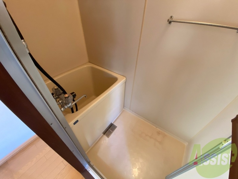 バス・シャワールーム　こちらはお風呂。一日の疲れをここで癒してください。