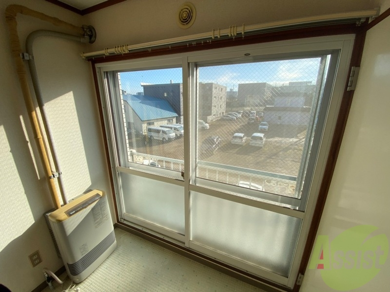 バルコニー　窓を開けると風通しも良く、気分も上がりそう！