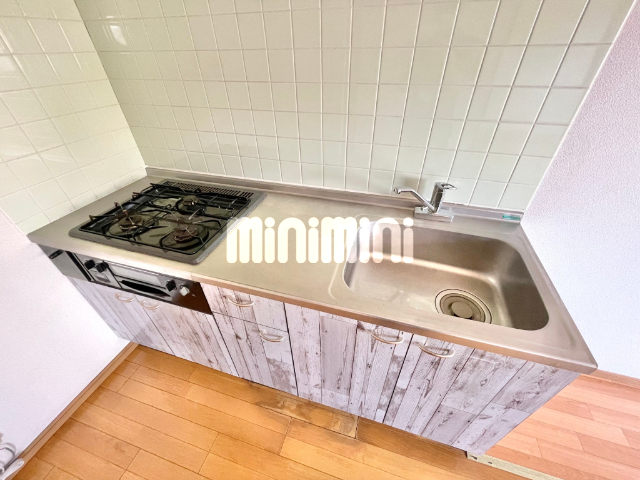 キッチン　３口コンロがある。