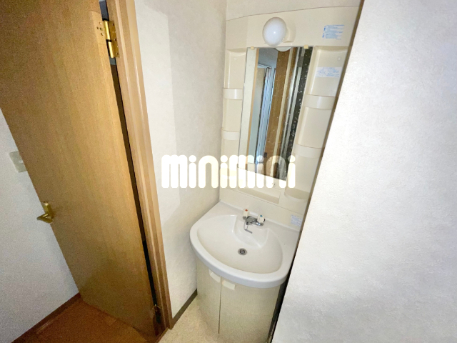 洗面設備　朝の身支度に使える洗面台付きです。