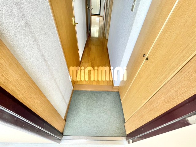 玄関　玄関に靴箱があります。