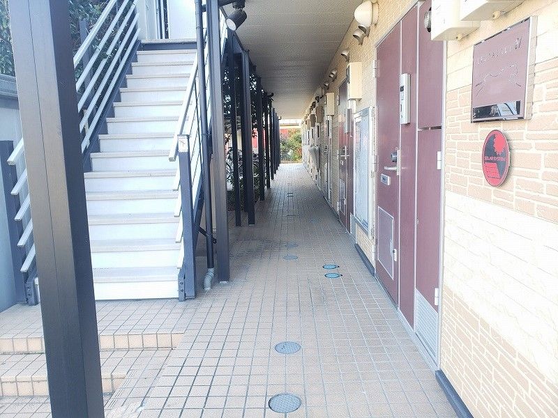 【久喜市本町のアパートのエントランス】