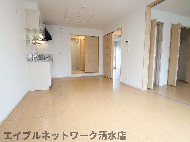 居室・リビング　こちらのリビングで趣味の時間をお楽しみください