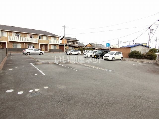 【津市一志町田尻のアパートの駐車場】