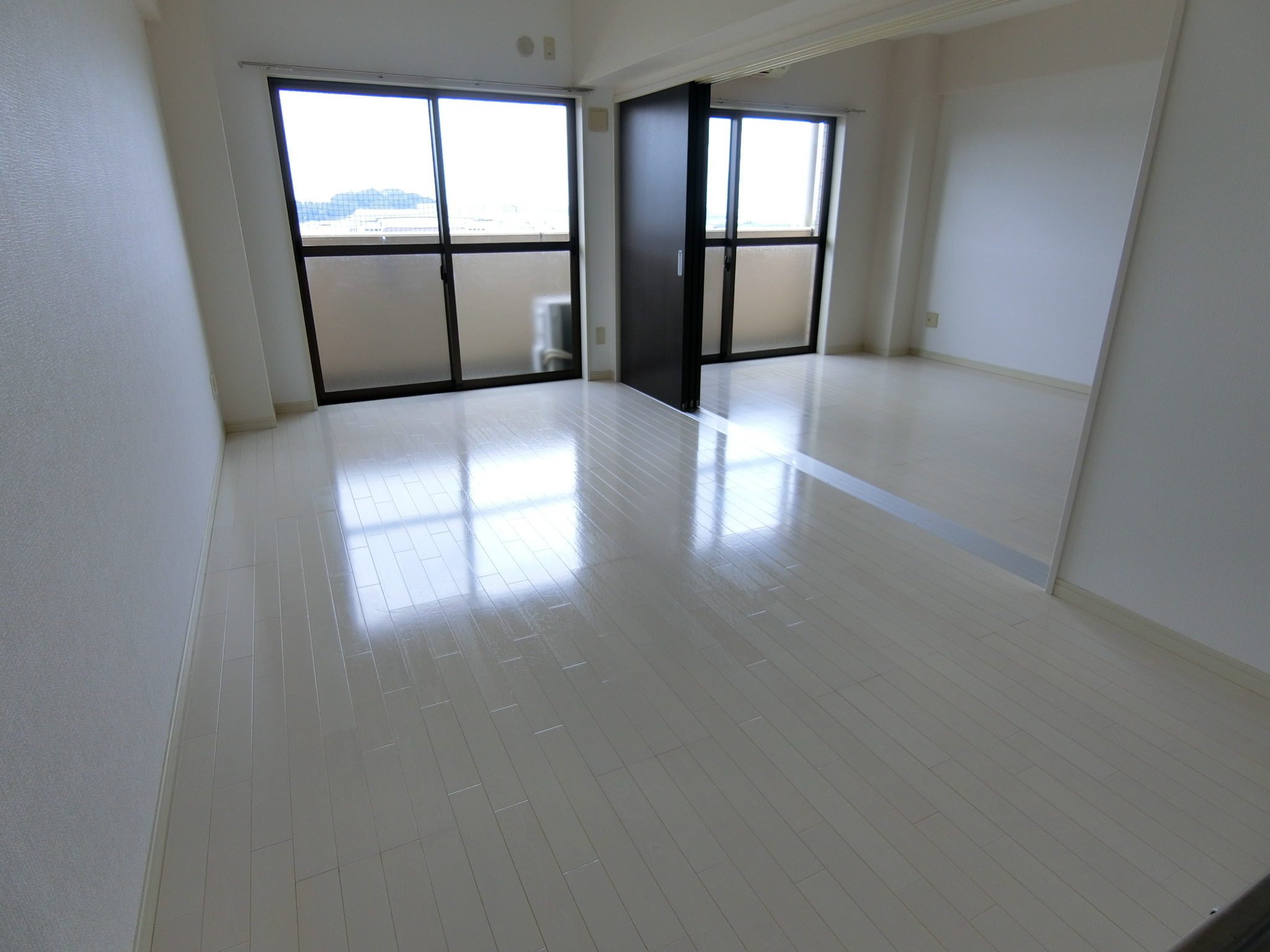 居室・リビング　白を基調にした色合い◎