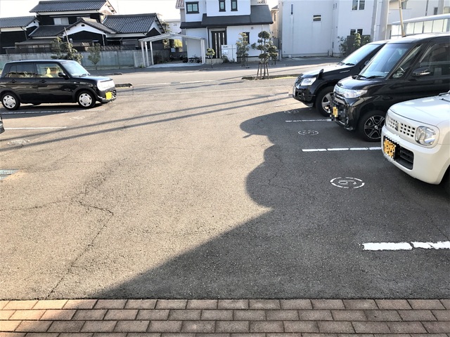 【松山市馬木町のアパートの駐車場】