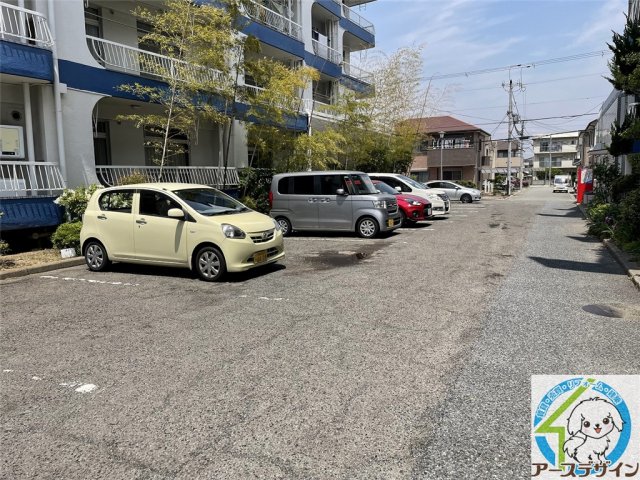 【魚住コーポの駐車場】