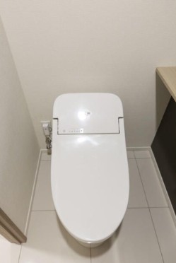 小田急線 東北沢駅 徒歩5分 5階建 築5年のトイレ写真