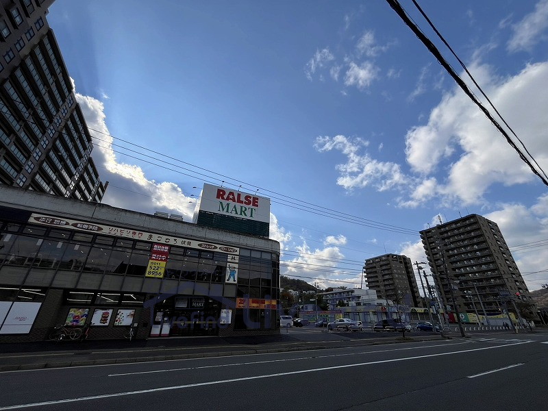 【札幌市中央区南十六条西のマンションのスーパー】