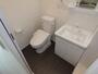 洗面設備　洗面所にトイレと洗面台が完備。