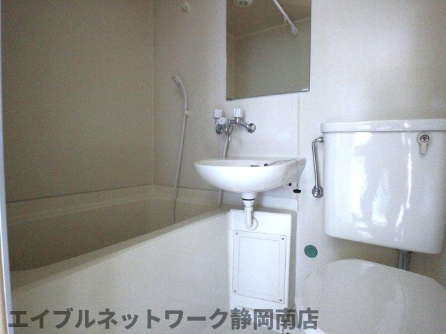 バス・シャワールーム　コンパクトで使いやすいお風呂です