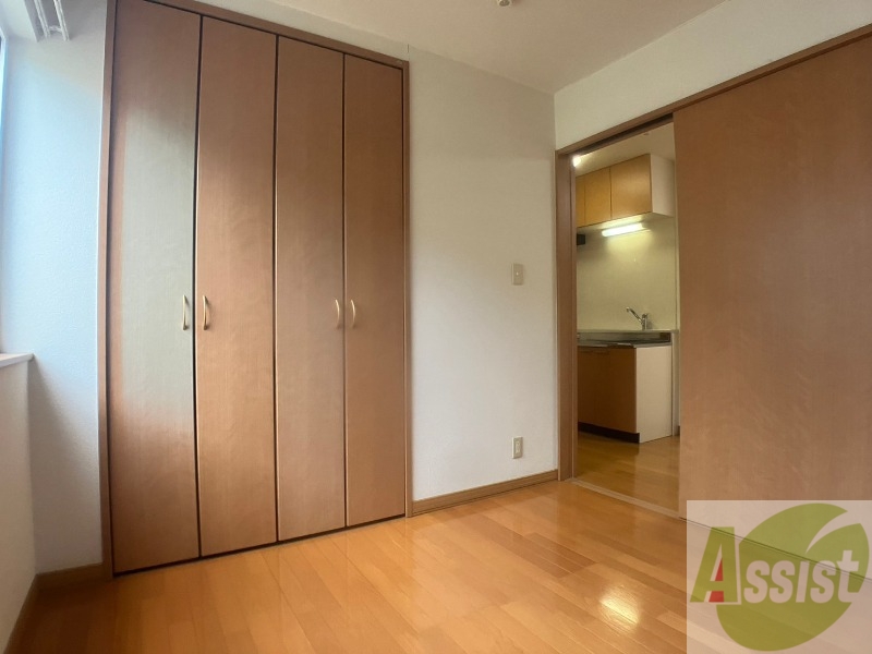 その他部屋・スペース　寝室はこちらです。光が差し込む、温かみのあるお部屋です。