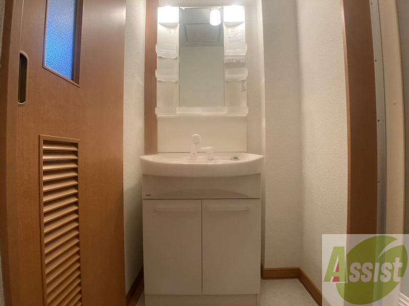 洗面設備　シャンプードレッサー。身支度はここでばっちりですね。