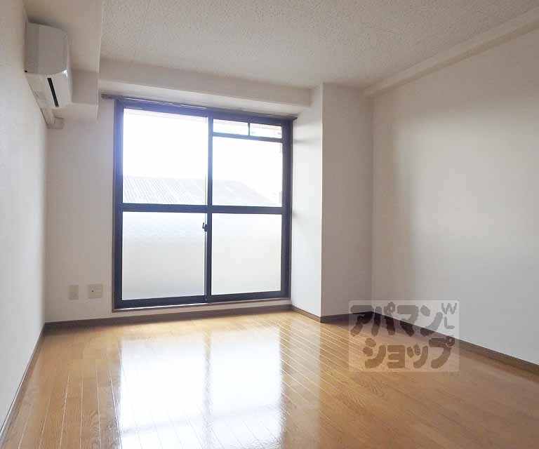 居室・リビング　明かりもよく入るお部屋です