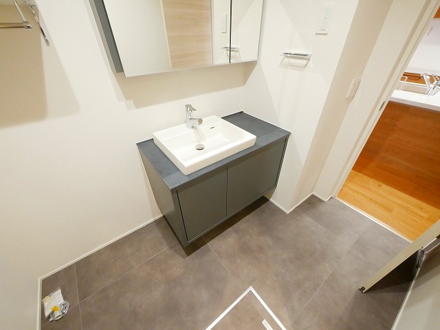 洗面設備　ゆったりとスペースのある洗面所