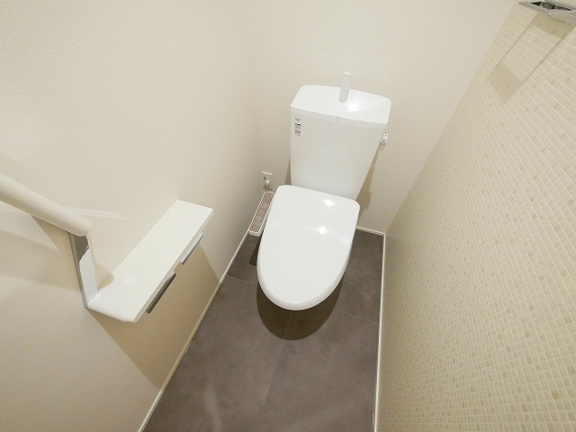 トイレ　落ち着いた色調のトイレです