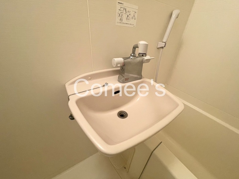 洗面設備　洗面台はバスルームに設置されています
