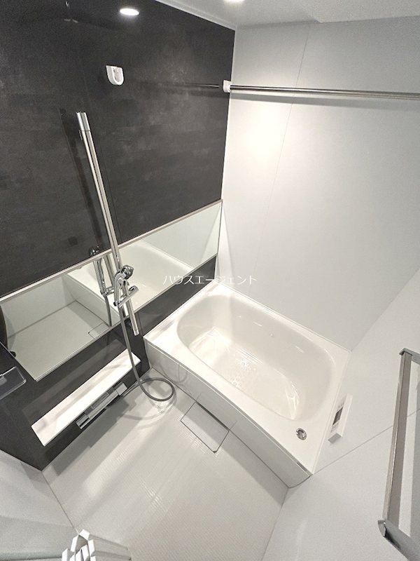 バス・シャワールーム　大きな鏡付のお風呂。浴室乾燥機付きです。※参考写真（写真は別