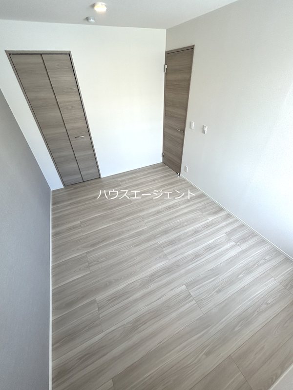 その他部屋・スペース　5.3帖、バルコニー側の洋室です。※参考写真（写真は別号室）