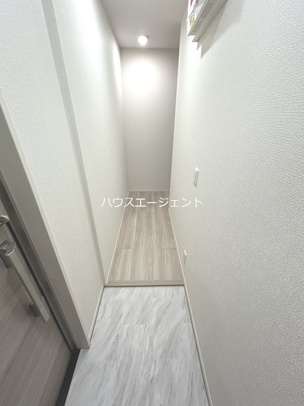 玄関　玄関からはお部屋の中が見えない造りです。シューズBOXもあり