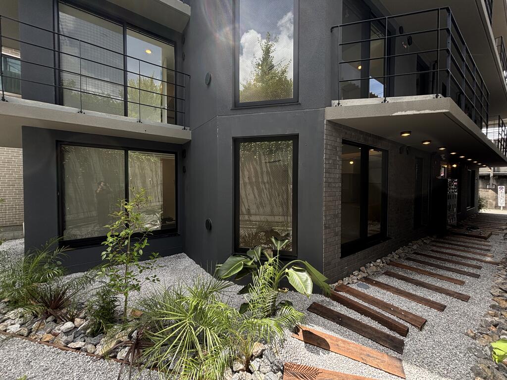 エントランス　入口に続く小道もオシャレです