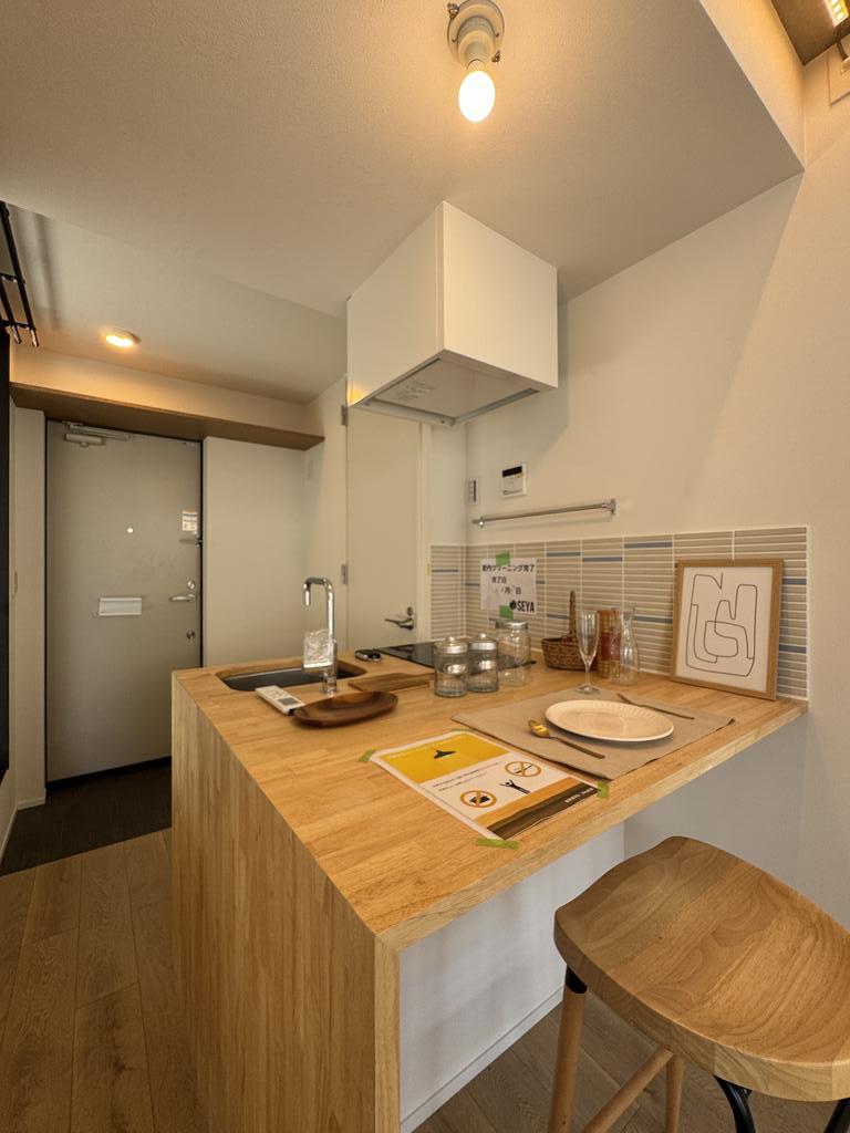 玄関　カウンターはテーブルとしても使える幅があります