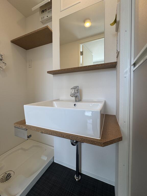 洗面設備　独立洗面台・収納棚つき