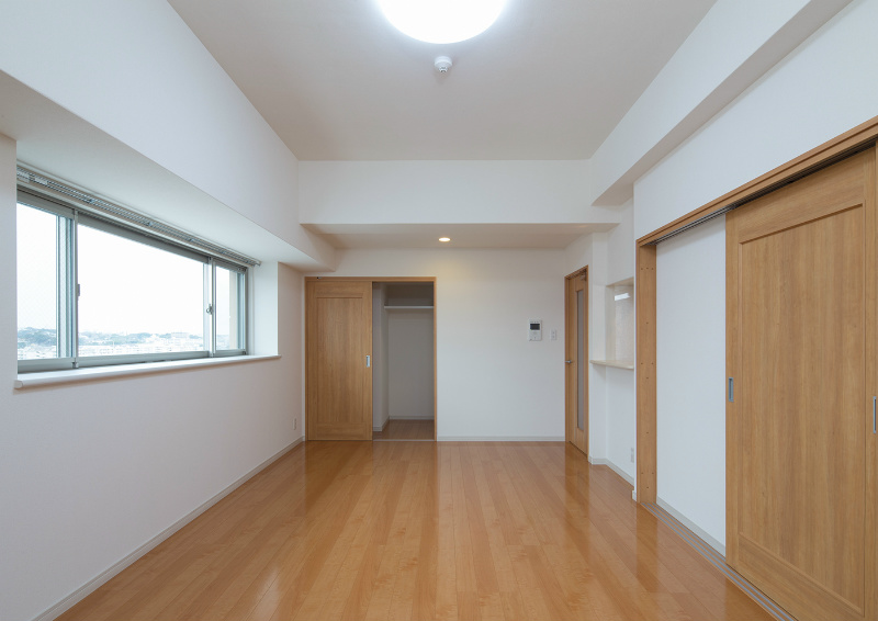 居室・リビング　広々とした約13帖の洋室