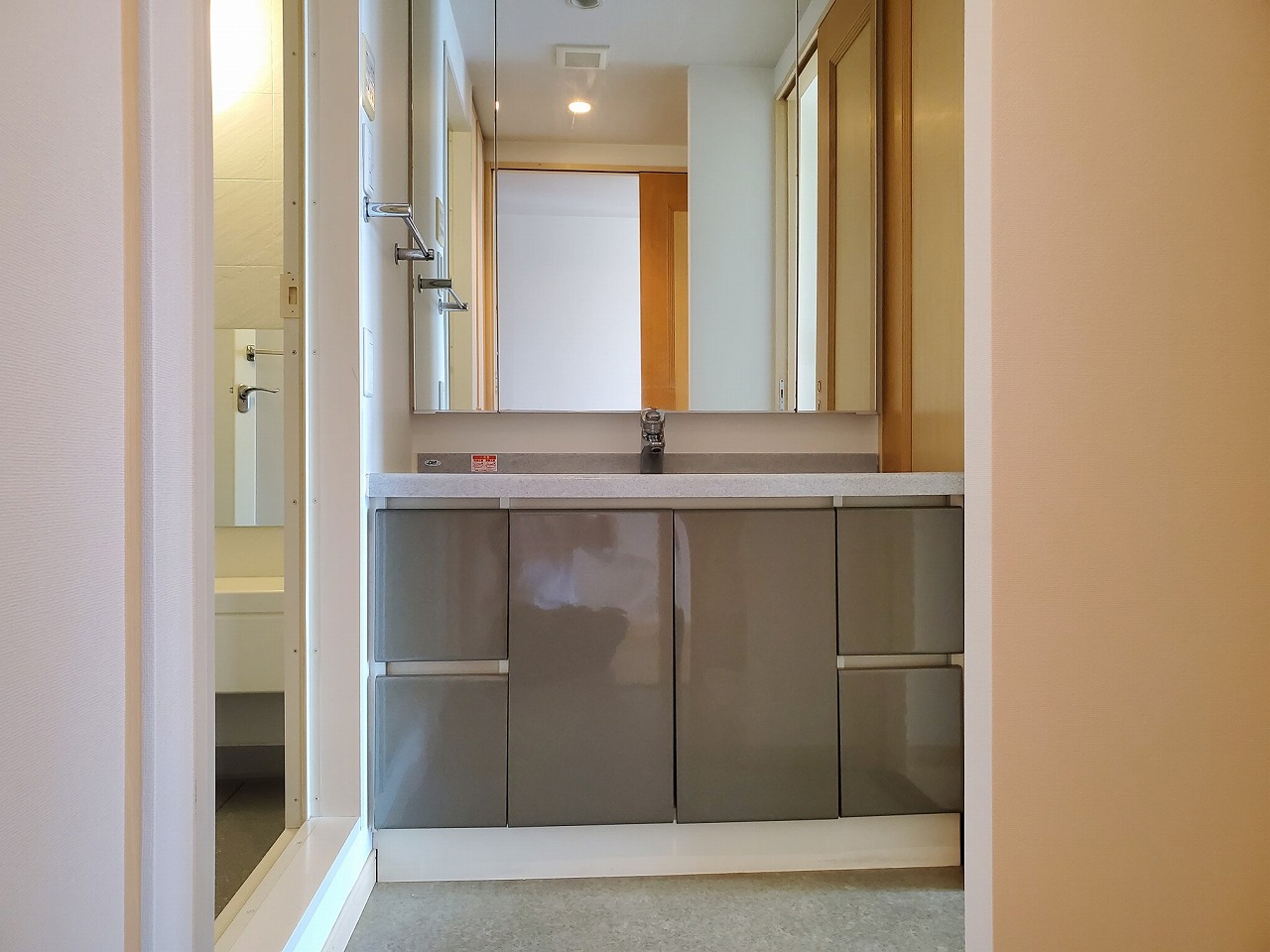 洗面設備　独立洗面化粧台と室内洗濯機置場とリネン庫付の洗面室。