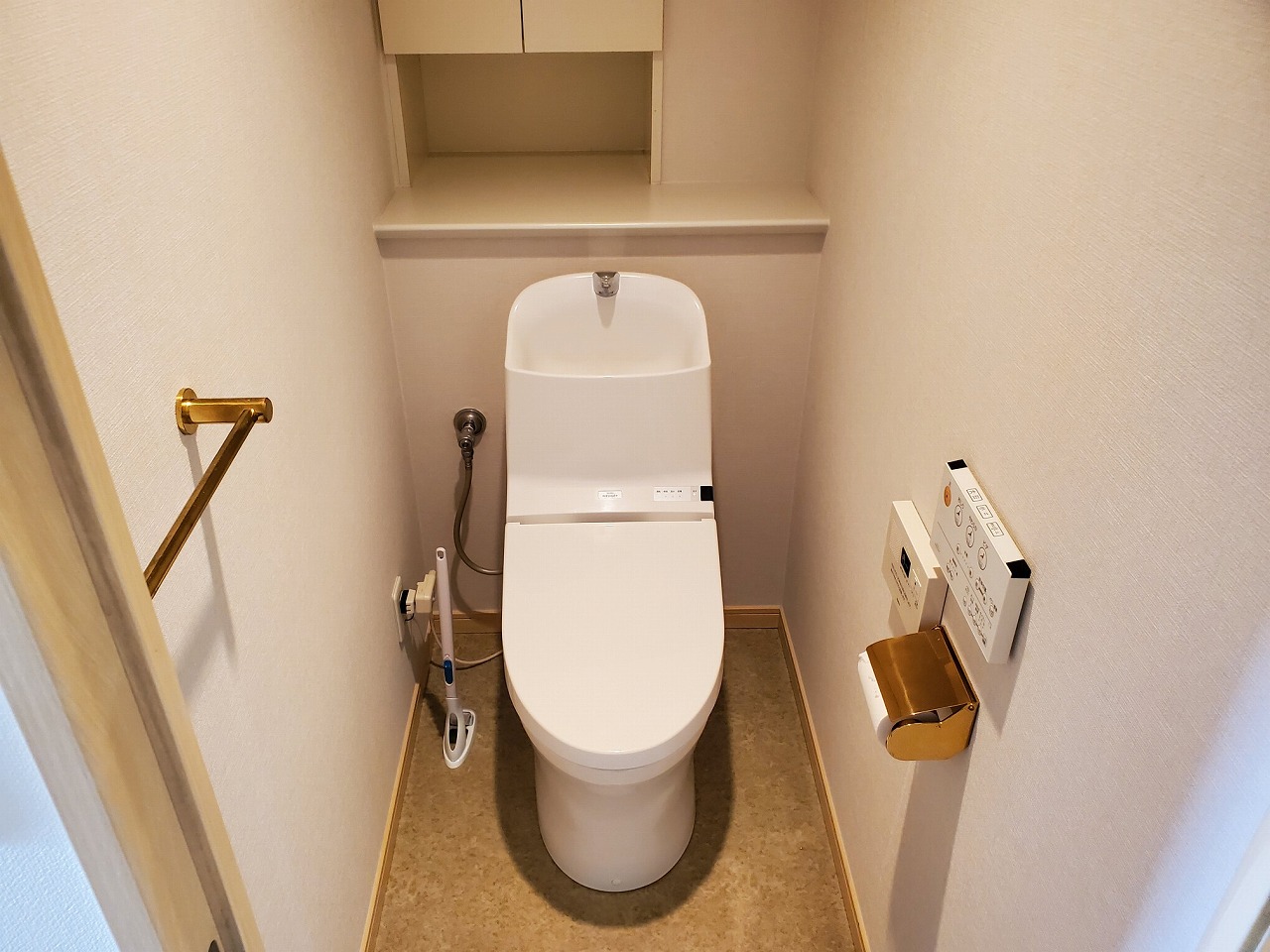 トイレ　ウォシュレット付のトイレです。収納スペースもあります。