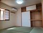 その他部屋・スペース　リビングに併設の大きな収納付の和室。大型の出窓も有ります。
