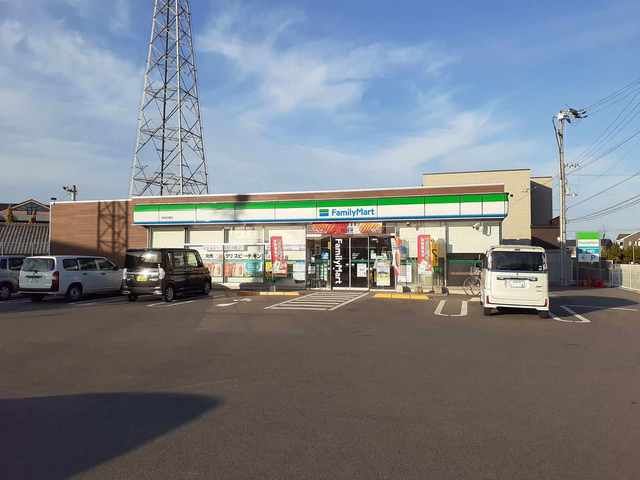 コンビニ　ファミリーマート新居浜郷店様（コンビニ）まで750m