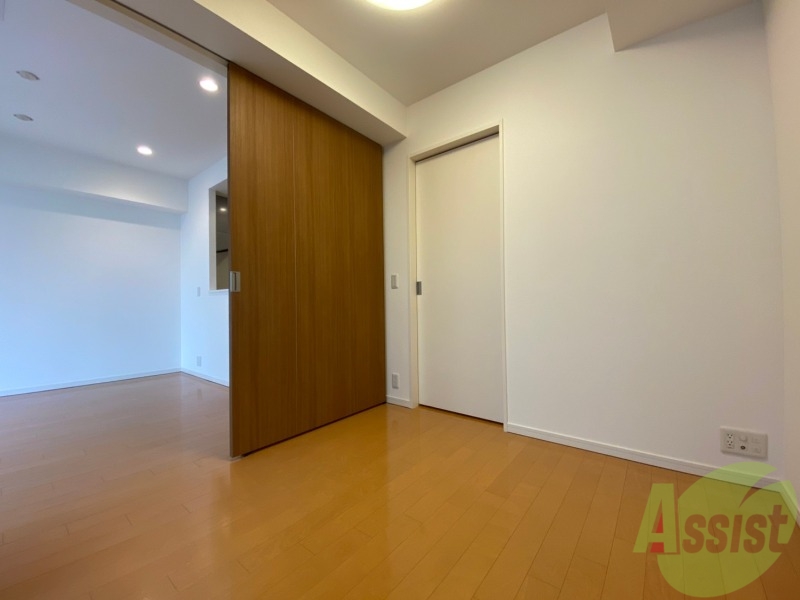 その他部屋・スペース　寝室はこちらです。光が差し込む、温かみのあるお部屋です。