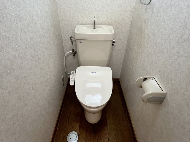 トイレ　新品の温水洗浄便座を設置済みです。