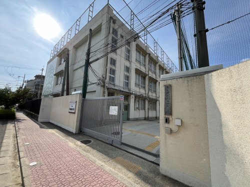 中学校　東大阪市立英田中学校（中学校）まで982m