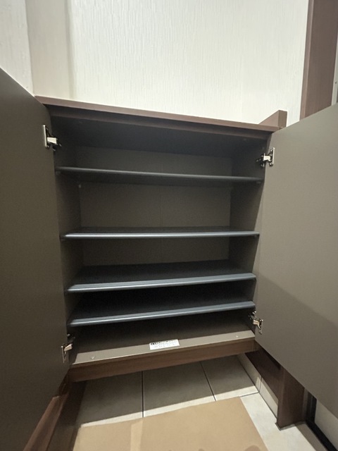 玄関　玄関の下駄箱収納