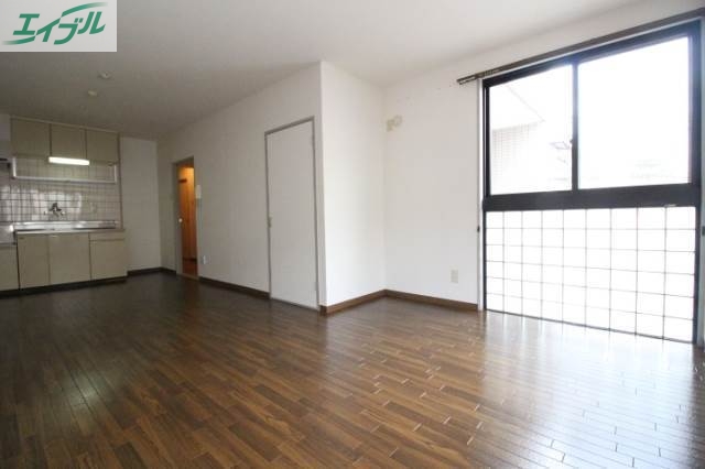 居室・リビング　同物件別部屋の写真です