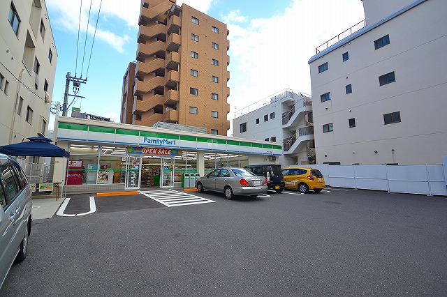 コンビニ　ファミリーマート三篠町三丁目店（コンビニ）まで84m