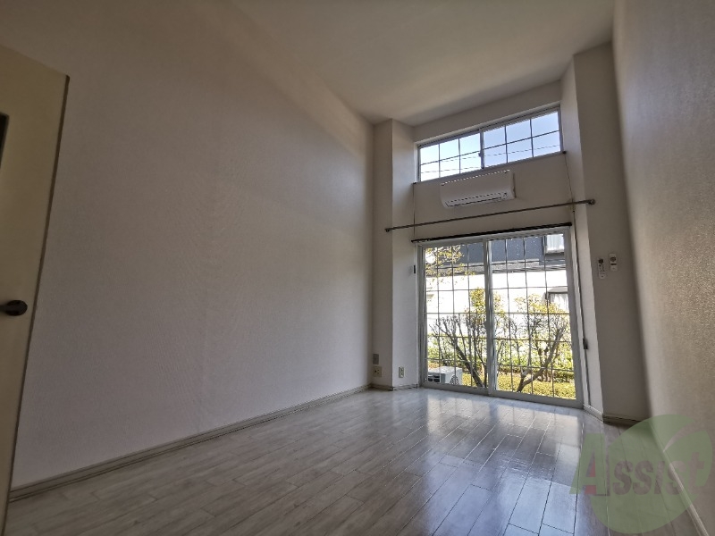 居室・リビング　清潔感のある広々としたお部屋です。