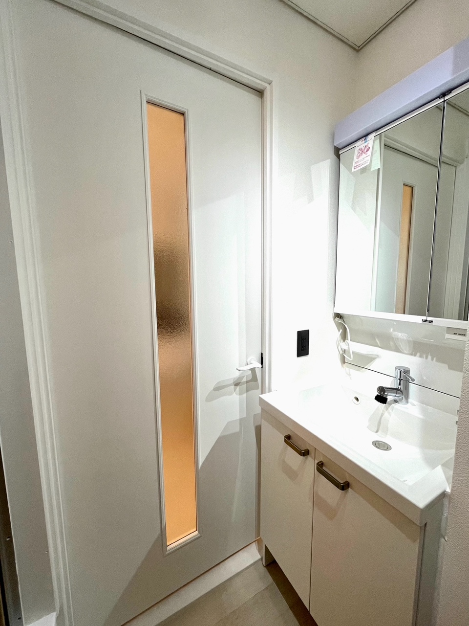 洗面設備　高級タイプのシャワー付3面鏡♪