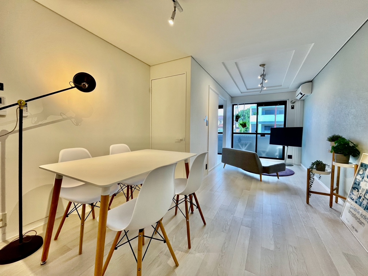 居室・リビング　【モデルルーム】広々12畳！素敵な内装です♪