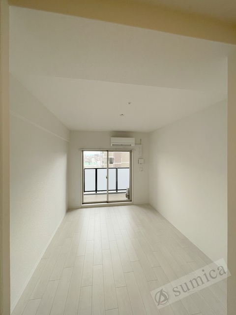 バルコニー　ホワイトベースで明るい内装♪