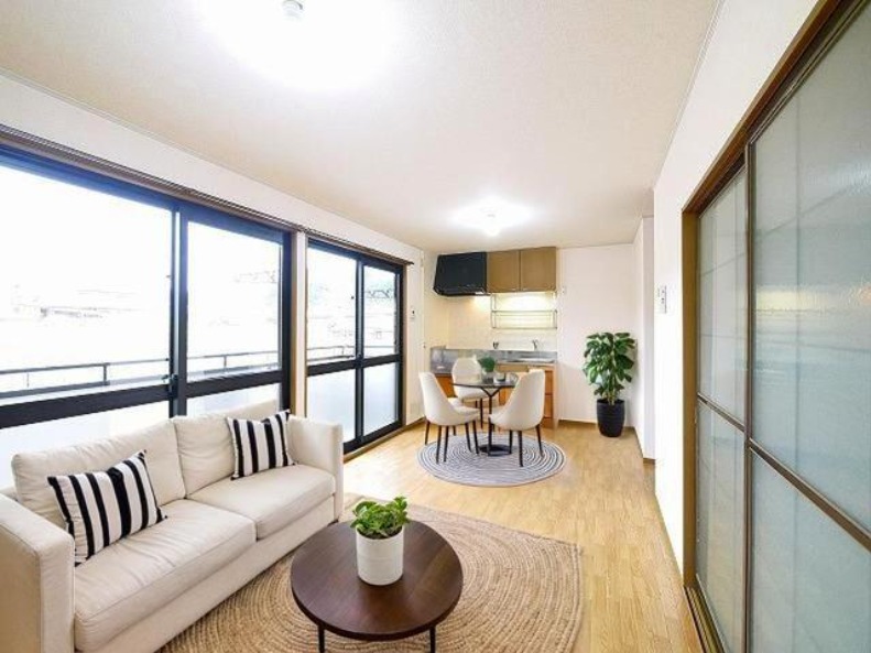 居室・リビング　CGで家具等を配置したもので家具等は含まれません