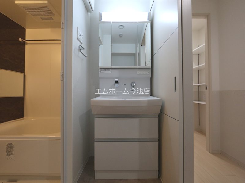 洗面設備　脱衣所　独立洗面台（シャンプードレッサー付）