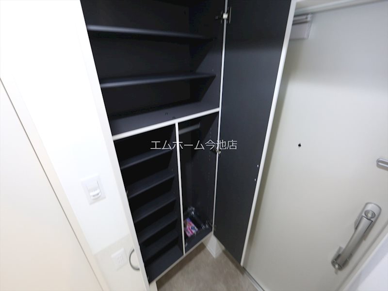 玄関　玄関（シューズボックス充実しています）