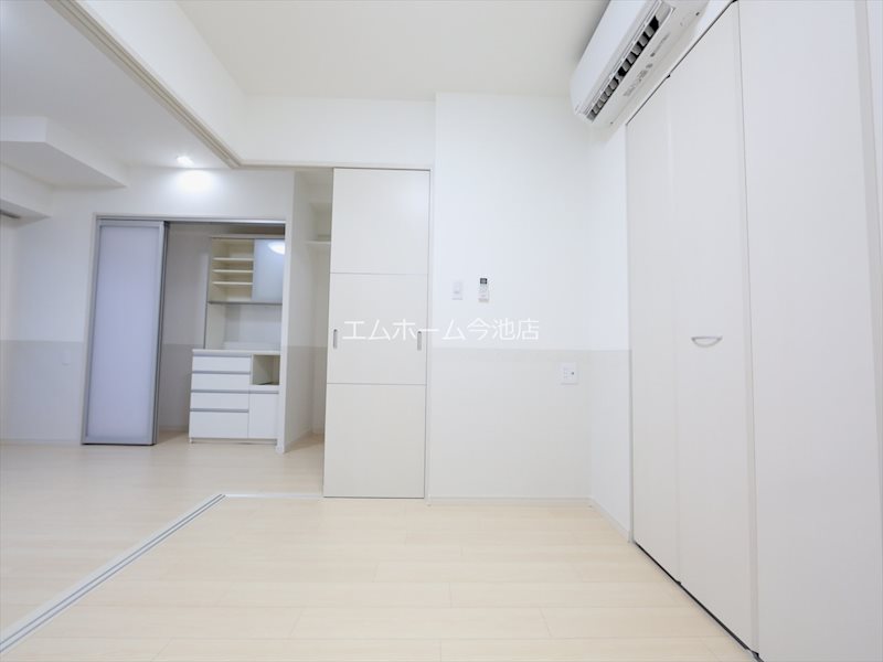 その他部屋・スペース　洋室4.5帖　エアコン付　収納充実しています